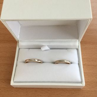 【SCARABE(スカラベ)】の口コミ 指輪を選ぶ際に大事にしたポイントは、
自分と主人の手に馴染むデザインか...