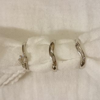 【HEART HOPE】の口コミ まっすぐの指輪だと指が太く見えてしまったのでカーブがあるものにしました...