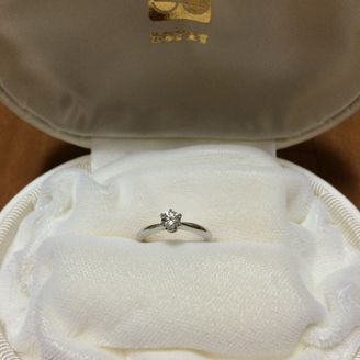 【佐藤正栄堂】の口コミ 婚約指輪だと普段は使わず冠婚葬祭の時につけるので多少石が邪魔でもダイヤ...