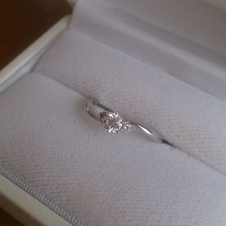 【ルワンジェ】の口コミ 指輪のラインが曲線で指が長く細く見えるところ。
ピンクダイヤが入ってい...