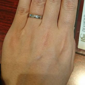 【Mr.MONDIAM & Ms.APHRODITE(ミスターモンディアムアンドミスアフロディーテ)】の口コミ 斜めのミル打ちデザインが可愛いです。ストーンも小さすぎずほど良い大きさ...