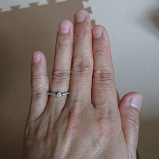 【TAKE-UP(テイクアップ)】の口コミ この指輪のメインダイヤの横に小さいダイヤが並んでいる豪華なデザインが気...