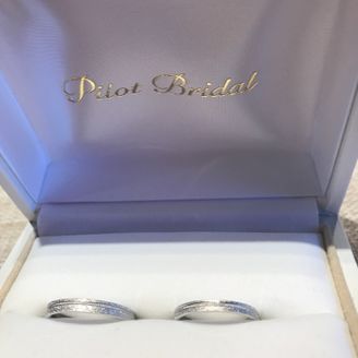 【PILOT BRIDAL(パイロットブライダル)】の口コミ 第一はデザイン性。
日の当たり方でキラキラと輝き、大人の2人がつけるの...