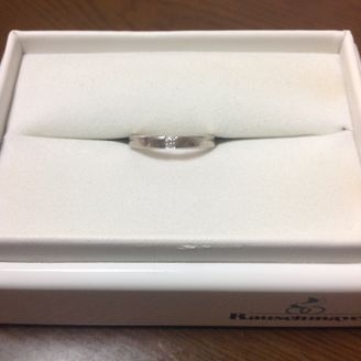【Rauschmayer(ラウシュマイヤー)】の口コミ シルバーのシンプルなリングにすることは元から決めていましたが、これは普...