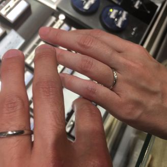 【Something Blue(サムシングブルー)】の口コミ 柔らかなウェーブがかかっていて、華美にならない程度にキレイなメレダイヤ...