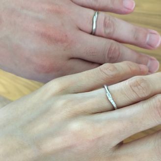 【バーニーズニューヨーク(BARNEYS NEW YORK)】の口コミ シンプルで、かつ指に映えるようなデザインの指輪を探しており、控えめなデ...