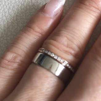 【ROYAL ASSCHER(ロイヤル・アッシャー)】の口コミ 持っていたプラチナリングと合わせられる結婚指輪を探していました。細めで...