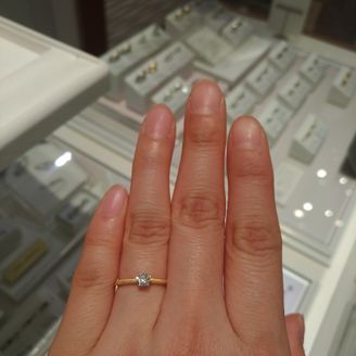 【Douxmiere bijou SOPHIA(ドゥミエール ビジュソフィア)】の口コミ 個性的な指輪にするか、王道な婚約指輪にするか迷っているときに試着させて...