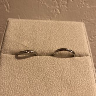 【AFFLUX(アフラックス)】の口コミ デザインが可愛くてシンプル。
でも曲線になっていて女性用にはダイヤが付...