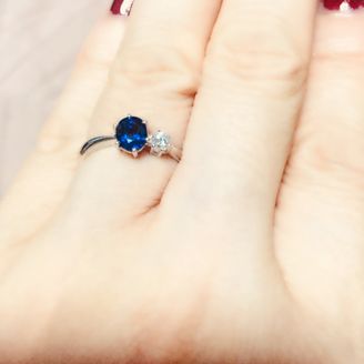 【J.C.BAR(ジェーシーバール)】の口コミ 誕生石を入れての婚約指輪を考えていたのでそれに対しての石の在庫数や価格...