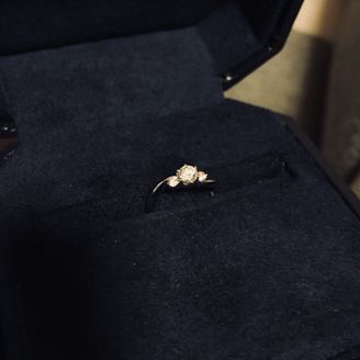 【ROYAL ASSCHER(ロイヤル・アッシャー)】の口コミ ゆるやかなS字のカーブが上品で華やな印象を持ちました。長く人気のあるデ...