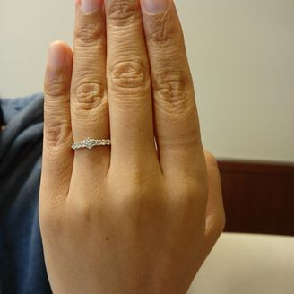 【D&D 144】の口コミ とても可憐な、女性らしいエンゲージだと思いました。少し大きめのメレが左...