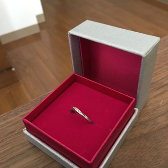 【VERITE(ベリテ)】の口コミ 普通のリングではなくて、波打った形を探していたのと、ダイヤモンドが５個...