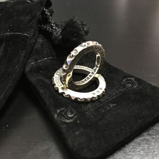 【Chrome Hearts(クロムハーツ)】の口コミ 主人も私も元々シルバーアクセサリーが好きなこともあり、デザインには拘り...