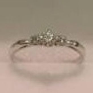 【サマンサシルヴァブライダル】の口コミ ディズニーのシンデレラコラボということで、センターの石のサイドに青いダ...