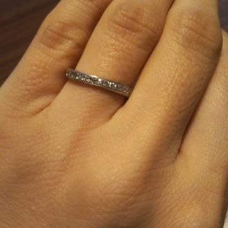 【アッシュペーフランス(H.P.FRANCE)】の口コミ 石が埋め込まれているのを探していたのですが、指が小さく短いのでどうして...