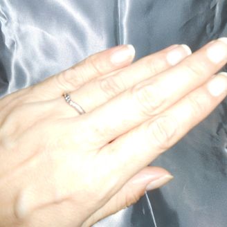 【都民共済(とみんきょうさい)】の口コミ プラチナ素材でVラインにメレダイヤが入っているのが斬新で一目見て気に入...