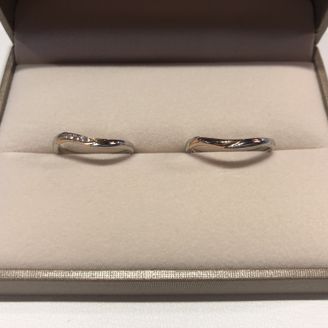 【Crown&Tiara(クラウン アンド ティアラ)】の口コミ 本日、入籍してきました。ツートンカラーが好きな性格なので２色に拘りまし...