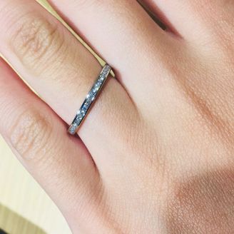 【ROYAL ASSCHER(ロイヤル・アッシャー)】の口コミ シンプルなストレートラインが魅力のエタニティリングです。多くのメレダイ...