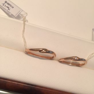 【ナカニワ　ファインダイヤモンド】の口コミ こちらのリングは手と手を取り合っているようなデザインになっています。ま...