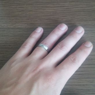【都民共済(とみんきょうさい)】の口コミ この指輪の決め手となったのは飽きのこないシンプルなデザインであることで...