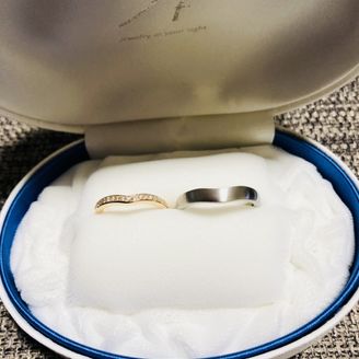 【１／ｆ エフブンノイチ】の口コミ 婚約指輪と一緒にした時に合うような結婚指輪を探していました。
私はピン...
