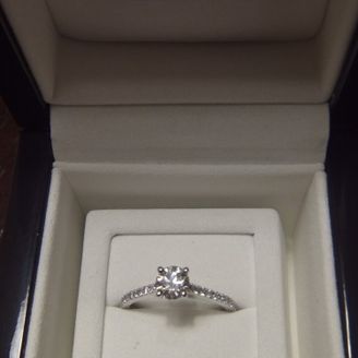 【デビアス(DE BEERS)】の口コミ 指につけても邪魔にならない細めのリングを探していたところ、何軒か見て回...