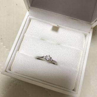 【EAU DOUCE4℃】の口コミ シンプルながらも、石の存在感のあるものにした。結婚指輪を先に決めていた...