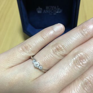 【ROYAL ASSCHER(ロイヤル・アッシャー)】の口コミ ダイヤモンドの輝きがとても綺麗です。透明感のありどの角度から見てもダイ...