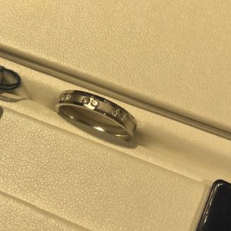 【ROYAL ASSCHER(ロイヤル・アッシャー)】の口コミ 繊細で上品なサイドの加工が凝った印象のリングです。ポイントに入っている...