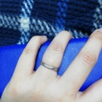【AFFLUX(アフラックス)】の口コミ もともと職業柄指輪をする習慣がなかったので、シンプルなデザインをと考え...