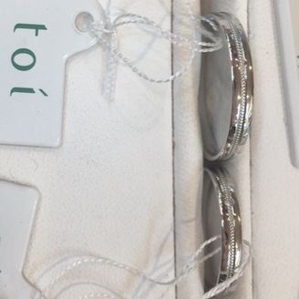 【et toi(エトワ)】の口コミ シルバーでとてもシンプルですが、指輪の真ん中に一本ラインが入っているこ...