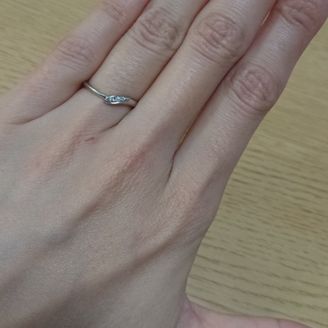 【CUKE(クーキ)】の口コミ 指が細く長く見える華奢なタイプの指輪が希望だったので、細めの指輪でV字...