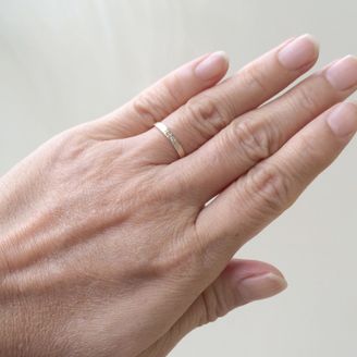 【KAORU】の口コミ 存在感がないほそい針金のようなリングを探していました。素材もホワイトゴ...