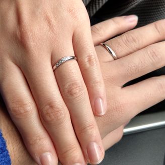 【Quand de Mariage(クワンドゥマリアージュ)】の口コミ 女性の婚約指輪と重ね付けできること
ウェーブの特徴的なデザインだったた...