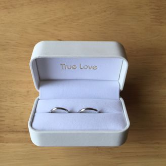 【True Love(トゥルーラブ)】の口コミ シンプルで飽きない、邪魔にならないデザインで、プラチナなので強度もあり...