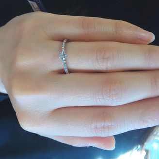 【ROYAL ASSCHER(ロイヤル・アッシャー)】の口コミ センターに大きなダイヤが一石、そしてサイドにリングの半分ほどまでメレダ...