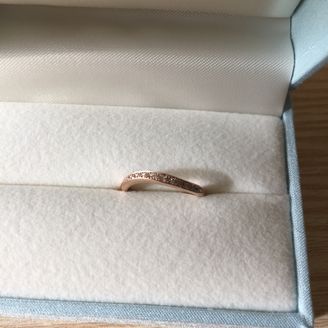 【Preuve(プルーヴ)】の口コミ 指の形からアーチ状になってる指輪が似合うとのアドバイスを受け、ダイヤも...