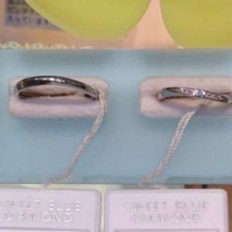 【SWEET BLUE DIAMOND(スウィートブルーダイヤモンド)】の口コミ 細身でシンプルなデザインで、着けてる違和感を感じさせないようなものを探...