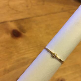 【e.m.】の口コミ 結婚指輪と重ねてつけたかったので、ゴールドで華奢なもの・シンプルなもの...