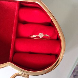 【Jupiter BLANTELIE(ジュピターブラントリエ)】の口コミ 指輪の形が波をうっているので指が綺麗に見えるとのことでした。
細身で華...