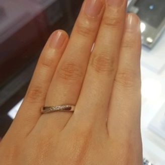 【SA BIRTH(サバース)】の口コミ 試着させていただいたこちらのデザインは、ダイヤが側面(上下)まで繋がっ...