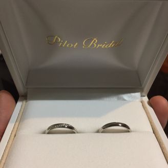 【PILOT BRIDAL(パイロットブライダル)】の口コミ 男女共に斜めのラインが入っておりシンプル過ぎず、女性のダイヤモンドの輝...