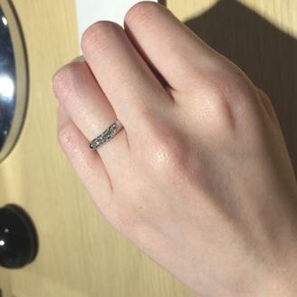 【ROYAL ASSCHER(ロイヤル・アッシャー)】の口コミ ボリュームがありしっかりとした幅があるので安心感があるリングです。Ｖ字...