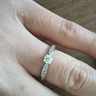 【Mr.MONDIAM & Ms.APHRODITE(ミスターモンディアムアンドミスアフロディーテ)】の口コミ 真ん中のダイヤと横のラインにもダイヤが入っていて、装着した時に綺麗に見...