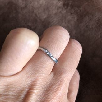 【１／ｆ エフブンノイチ】の口コミ カタログなどを拝見して好みの指輪を選びました。デザインも少し波型にウェ...