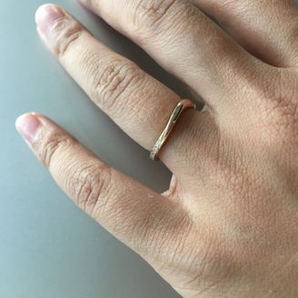 【ROYAL ASSCHER(ロイヤル・アッシャー)】の口コミ 少し人とは違った指輪をつけたかったので、V字の指輪を中心に見ていました...