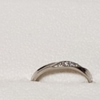 【ESTELLE(エステール)】の口コミ 宝飾品をつけることに慣れていなかったので、違和感なくつけられる細身の指...