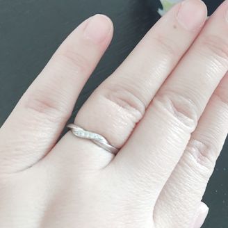 【PROPONERE(プロポネール)】の口コミ 指が短く、真っ直ぐのデザインリングはより短く見えそうで避けていました。...