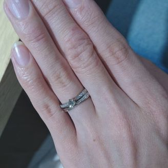 【ROYAL ASSCHER(ロイヤル・アッシャー)】の口コミ ロイヤルアッシャーの独自のカッティングがきれいなリングです。色々なリン...